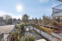 Dit duplexappartement op de tweede verdieping beschikt over 2 slaapkamers, 2 badkamers, 2 toiletten en een terras op het zuidwesten. Het is gelegen in een kleinschalige mede-eigendom met slechts drie appartementen.

Via de inkomhal komt u terecht in de ru