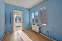 Dit duplexappartement op de tweede verdieping beschikt over 2 slaapkamers, 2 badkamers, 2 toiletten en een terras op het zuidwesten. Het is gelegen in een kleinschalige mede-eigendom met slechts drie appartementen.

Via de inkomhal komt u terecht in de ru