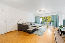 Dit instapklare appartement met drie slaapkamers is centraal gelegen aan het dorpsplein van Strombeek-Bever, met tal van voorzieningen in de directe omgeving en op wandelafstand. Brussel is zeer snel en eenvoudig bereikbaar. Het beschikt over een mooi zui