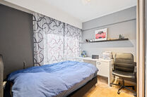 Dit instapklare appartement met drie slaapkamers is centraal gelegen aan het dorpsplein van Strombeek-Bever, met tal van voorzieningen in de directe omgeving en op wandelafstand. Brussel is zeer snel en eenvoudig bereikbaar. Het beschikt over een mooi zui