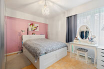 Dit instapklare appartement met drie slaapkamers is centraal gelegen aan het dorpsplein van Strombeek-Bever, met tal van voorzieningen in de directe omgeving en op wandelafstand. Brussel is zeer snel en eenvoudig bereikbaar. Het beschikt over een mooi zui