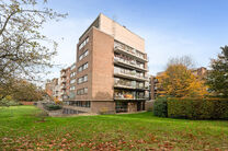 Dit instapklare appartement met drie slaapkamers is centraal gelegen aan het dorpsplein van Strombeek-Bever, met tal van voorzieningen in de directe omgeving en op wandelafstand. Brussel is zeer snel en eenvoudig bereikbaar. Het beschikt over een mooi zui