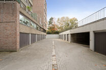 Dit instapklare appartement met drie slaapkamers is centraal gelegen aan het dorpsplein van Strombeek-Bever, met tal van voorzieningen in de directe omgeving en op wandelafstand. Brussel is zeer snel en eenvoudig bereikbaar. Het beschikt over een mooi zui