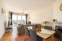 Dit volledig instapklaar appartement op de 5de verdieping beschikt over 2 slaapkamers en geniet van een spectaculair uitzicht over het centrum van Strombeek.
Dankzij het uitstekende EPC-label C combineert dit appartement comfort met energiezuinig wonen.

