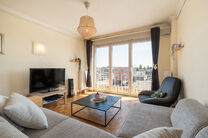 Dit volledig instapklaar appartement op de 5de verdieping beschikt over 2 slaapkamers en geniet van een spectaculair uitzicht over het centrum van Strombeek.
Dankzij het uitstekende EPC-label C combineert dit appartement comfort met energiezuinig wonen.

