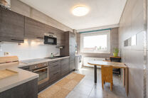 Dit volledig instapklaar appartement op de 5de verdieping beschikt over 2 slaapkamers en geniet van een spectaculair uitzicht over het centrum van Strombeek.
Dankzij het uitstekende EPC-label C combineert dit appartement comfort met energiezuinig wonen.

