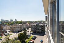 Dit volledig instapklaar appartement op de 5de verdieping beschikt over 2 slaapkamers en geniet van een spectaculair uitzicht over het centrum van Strombeek.
Dankzij het uitstekende EPC-label C combineert dit appartement comfort met energiezuinig wonen.

