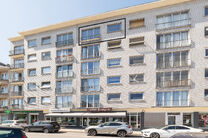 Dit volledig instapklaar appartement op de 5de verdieping beschikt over 2 slaapkamers en geniet van een spectaculair uitzicht over het centrum van Strombeek.
Dankzij het uitstekende EPC-label C combineert dit appartement comfort met energiezuinig wonen.

