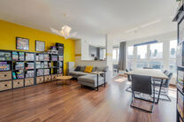 Dit prachtige appartement met 2 slaapkamers met staanplaats en kelder, bevindt zich op de 6e verdieping van een goed onderhouden mede-eigendom, omgeven door groen en gunstig gelegen nabij het UZ Jette.

INDELING:
Bij binnenkomst stap je in een centrale in