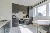 Dit prachtige appartement met 2 slaapkamers met staanplaats en kelder, bevindt zich op de 6e verdieping van een goed onderhouden mede-eigendom, omgeven door groen en gunstig gelegen nabij het UZ Jette.

INDELING:
Bij binnenkomst stap je in een centrale in