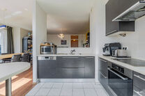 Dit prachtige appartement met 2 slaapkamers met staanplaats en kelder, bevindt zich op de 6e verdieping van een goed onderhouden mede-eigendom, omgeven door groen en gunstig gelegen nabij het UZ Jette.

INDELING:
Bij binnenkomst stap je in een centrale in