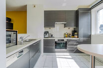 Dit prachtige appartement met 2 slaapkamers met staanplaats en kelder, bevindt zich op de 6e verdieping van een goed onderhouden mede-eigendom, omgeven door groen en gunstig gelegen nabij het UZ Jette.

INDELING:
Bij binnenkomst stap je in een centrale in