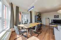 Dit prachtige appartement met 2 slaapkamers met staanplaats en kelder, bevindt zich op de 6e verdieping van een goed onderhouden mede-eigendom, omgeven door groen en gunstig gelegen nabij het UZ Jette.

INDELING:
Bij binnenkomst stap je in een centrale in