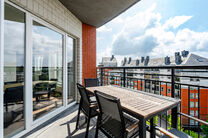 Dit prachtige appartement met 2 slaapkamers met staanplaats en kelder, bevindt zich op de 6e verdieping van een goed onderhouden mede-eigendom, omgeven door groen en gunstig gelegen nabij het UZ Jette.

INDELING:
Bij binnenkomst stap je in een centrale in