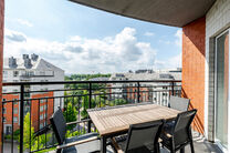 Dit prachtige appartement met 2 slaapkamers met staanplaats en kelder, bevindt zich op de 6e verdieping van een goed onderhouden mede-eigendom, omgeven door groen en gunstig gelegen nabij het UZ Jette.

INDELING:
Bij binnenkomst stap je in een centrale in