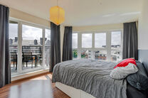Dit prachtige appartement met 2 slaapkamers met staanplaats en kelder, bevindt zich op de 6e verdieping van een goed onderhouden mede-eigendom, omgeven door groen en gunstig gelegen nabij het UZ Jette.

INDELING:
Bij binnenkomst stap je in een centrale in