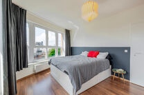 Dit prachtige appartement met 2 slaapkamers met staanplaats en kelder, bevindt zich op de 6e verdieping van een goed onderhouden mede-eigendom, omgeven door groen en gunstig gelegen nabij het UZ Jette.

INDELING:
Bij binnenkomst stap je in een centrale in