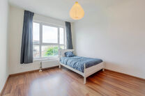 Dit prachtige appartement met 2 slaapkamers met staanplaats en kelder, bevindt zich op de 6e verdieping van een goed onderhouden mede-eigendom, omgeven door groen en gunstig gelegen nabij het UZ Jette.

INDELING:
Bij binnenkomst stap je in een centrale in