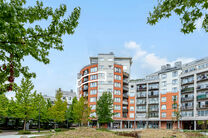 Dit prachtige appartement met 2 slaapkamers met staanplaats en kelder, bevindt zich op de 6e verdieping van een goed onderhouden mede-eigendom, omgeven door groen en gunstig gelegen nabij het UZ Jette.

INDELING:
Bij binnenkomst stap je in een centrale in