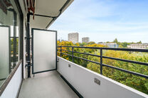 Dit lichtrijke 1-slaapkamerappartement is uitstekend gelegen op de 6de verdieping van een goed onderhouden mede-eigendom.
Het appartement beschikt over twee terrassen, een ondergrondse staanplaats (verplicht mee aan te kopen voor 15.000 euro) en een priva