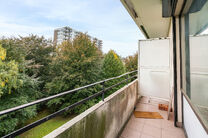 Dit lichtrijke 1-slaapkamerappartement is uitstekend gelegen op de 6de verdieping van een goed onderhouden mede-eigendom.
Het appartement beschikt over twee terrassen, een ondergrondse staanplaats (verplicht mee aan te kopen voor 15.000 euro) en een priva