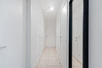 Dit instapklare appartement met 2 slaapkamers en 1 badkamer is rustig en residentieel gelegen, met een strategische ligging nabij openbaar vervoer en op korte afstand van het Elisabethpark.

Bij het betreden van het appartement komt men in de lichtrijke l