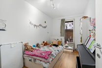 Dit instapklare appartement met 2 slaapkamers en 1 badkamer is rustig en residentieel gelegen, met een strategische ligging nabij openbaar vervoer en op korte afstand van het Elisabethpark.

Bij het betreden van het appartement komt men in de lichtrijke l