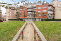 Dit instapklare appartement met 2 slaapkamers en 1 badkamer is rustig en residentieel gelegen, met een strategische ligging nabij openbaar vervoer en op korte afstand van het Elisabethpark.

Bij het betreden van het appartement komt men in de lichtrijke l