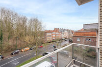 Instapklaar en lichtrijk hoekappartement met 1 slaapkamer, prachtig uitzicht op het Dielegembos, een oostgericht terras en een kelder.
Gelegen in een kleinschalige mede-eigendom met lift, op wandelafstand van winkels, openbaar vervoer en het station.

IND