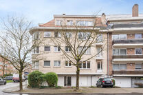 Instapklaar en lichtrijk hoekappartement met 1 slaapkamer, prachtig uitzicht op het Dielegembos, een oostgericht terras en een kelder.
Gelegen in een kleinschalige mede-eigendom met lift, op wandelafstand van winkels, openbaar vervoer en het station.

IND
