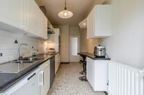 Dit lichtrijke appartement met 3 slaapkamers, een kelder en een mooi overdekt terras met uitzicht op de Brusselse skyline bevindt zich op de derde verdieping van een verzorgd appartementsgebouw, vlak bij de historische Basiliek van Koekelberg en het Elisa