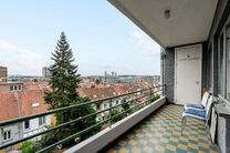 Dit lichtrijke appartement met 3 slaapkamers, een kelder en een mooi overdekt terras met uitzicht op de Brusselse skyline bevindt zich op de derde verdieping van een verzorgd appartementsgebouw, vlak bij de historische Basiliek van Koekelberg en het Elisa