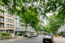 Dit lichtrijke appartement met 3 slaapkamers, een kelder en een mooi overdekt terras met uitzicht op de Brusselse skyline bevindt zich op de derde verdieping van een verzorgd appartementsgebouw, vlak bij de historische Basiliek van Koekelberg en het Elisa