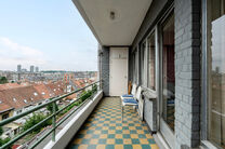 Dit lichtrijke appartement met 3 slaapkamers, een kelder en een mooi overdekt terras met uitzicht op de Brusselse skyline bevindt zich op de derde verdieping van een verzorgd appartementsgebouw, vlak bij de historische Basiliek van Koekelberg en het Elisa
