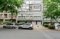 Dit lichtrijke appartement met 3 slaapkamers, een kelder en een mooi overdekt terras met uitzicht op de Brusselse skyline bevindt zich op de derde verdieping van een verzorgd appartementsgebouw, vlak bij de historische Basiliek van Koekelberg en het Elisa