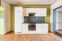 Dit appartement is uitstekend gelegen op de 2de verdieping van een kleinschalig appartementsgebouw, op een boogscheut van de Basiliek van Koekelberg en het Elisabethpark.
Technisch is het appartement in orde: Het beschikt over een eigen gasketel, een guns