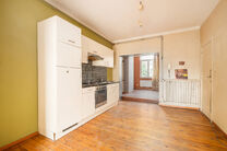 Dit appartement is uitstekend gelegen op de 2de verdieping van een kleinschalig appartementsgebouw, op een boogscheut van de Basiliek van Koekelberg en het Elisabethpark.
Technisch is het appartement in orde: Het beschikt over een eigen gasketel, een guns