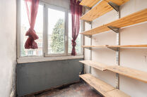 Dit appartement is uitstekend gelegen op de 2de verdieping van een kleinschalig appartementsgebouw, op een boogscheut van de Basiliek van Koekelberg en het Elisabethpark.
Technisch is het appartement in orde: Het beschikt over een eigen gasketel, een guns