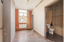 Dit appartement is uitstekend gelegen op de 2de verdieping van een kleinschalig appartementsgebouw, op een boogscheut van de Basiliek van Koekelberg en het Elisabethpark.
Technisch is het appartement in orde: Het beschikt over een eigen gasketel, een guns