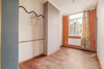 Dit appartement is uitstekend gelegen op de 2de verdieping van een kleinschalig appartementsgebouw, op een boogscheut van de Basiliek van Koekelberg en het Elisabethpark.
Technisch is het appartement in orde: Het beschikt over een eigen gasketel, een guns