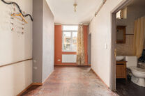 Dit appartement is uitstekend gelegen op de 2de verdieping van een kleinschalig appartementsgebouw, op een boogscheut van de Basiliek van Koekelberg en het Elisabethpark.
Technisch is het appartement in orde: Het beschikt over een eigen gasketel, een guns