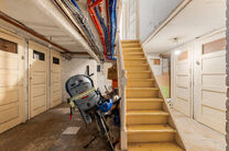 Dit appartement is uitstekend gelegen op de 2de verdieping van een kleinschalig appartementsgebouw, op een boogscheut van de Basiliek van Koekelberg en het Elisabethpark.
Technisch is het appartement in orde: Het beschikt over een eigen gasketel, een guns