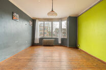 Dit appartement is uitstekend gelegen op de 2de verdieping van een kleinschalig appartementsgebouw, op een boogscheut van de Basiliek van Koekelberg en het Elisabethpark.
Technisch is het appartement in orde: Het beschikt over een eigen gasketel, een guns
