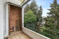 Dit lichtrijke en instapklare hoekappartement met 2 slaapkamers en 1 badkamer bevindt zich op de 3de verdieping van een kleinschalige mede-eigendom. Het appartement is gunstig gelegen nabij het Park van Laken, in een gegeerde en residenti&euml;le wijk, met ee