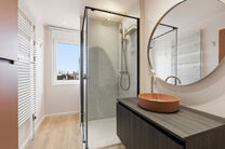 Dit lichtrijke en instapklare hoekappartement met 2 slaapkamers en 1 badkamer bevindt zich op de 3de verdieping van een kleinschalige mede-eigendom. Het appartement is gunstig gelegen nabij het Park van Laken, in een gegeerde en residenti&euml;le wijk, met ee