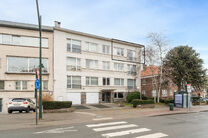 Dit lichtrijke en instapklare hoekappartement met 2 slaapkamers en 1 badkamer bevindt zich op de 3de verdieping van een kleinschalige mede-eigendom. Het appartement is gunstig gelegen nabij het Park van Laken, in een gegeerde en residenti&euml;le wijk, met ee