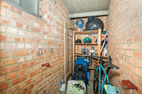 Dit lichtrijke en instapklare hoekappartement met 2 slaapkamers en 1 badkamer bevindt zich op de 3de verdieping van een kleinschalige mede-eigendom. Het appartement is gunstig gelegen nabij het Park van Laken, in een gegeerde en residenti&euml;le wijk, met ee