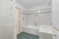 Dit appartement met twee slaapkamers is gelegen op de tweede verdieping van een klassevolle en goed onderhouden mede-eigendom, omgeven door groen en rust. Ondanks de serene ligging bevinden winkels, openbaar vervoer en andere voorzieningen zich op wandela