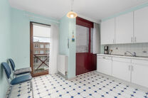 Dit appartement met twee slaapkamers is gelegen op de tweede verdieping van een klassevolle en goed onderhouden mede-eigendom, omgeven door groen en rust. Ondanks de serene ligging bevinden winkels, openbaar vervoer en andere voorzieningen zich op wandela