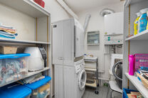 Dit appartement met twee slaapkamers is gelegen op de tweede verdieping van een klassevolle en goed onderhouden mede-eigendom, omgeven door groen en rust. Ondanks de serene ligging bevinden winkels, openbaar vervoer en andere voorzieningen zich op wandela